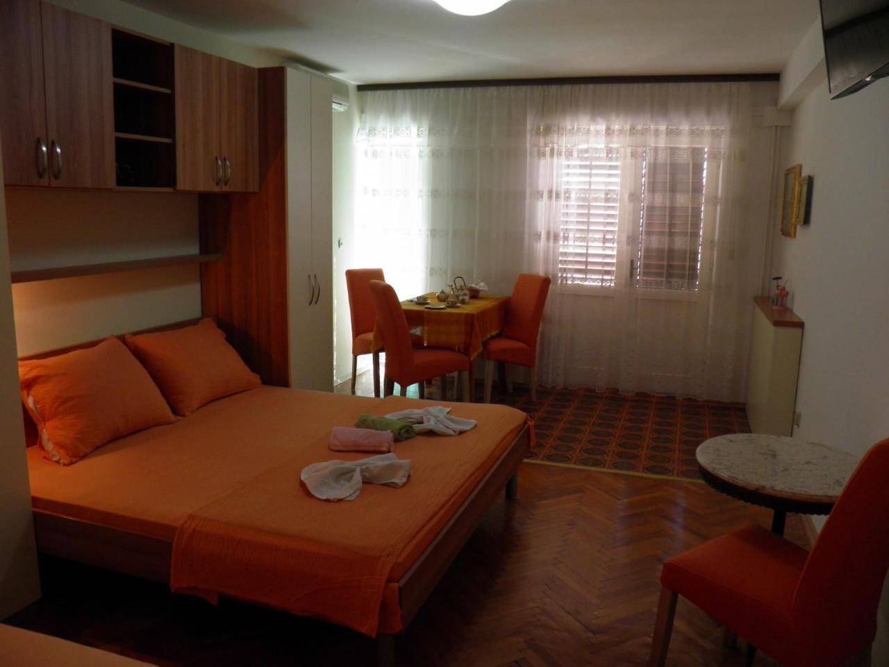 Apartments Angela - With Beautiful Courtyard Брела Экстерьер фото